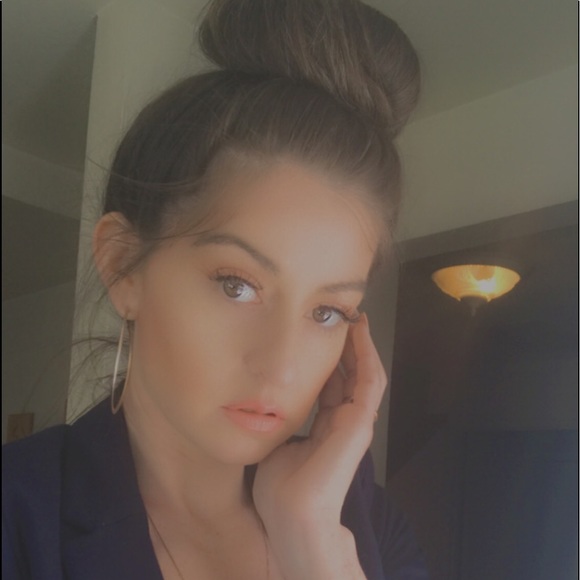 Meet your Posher, Caitlin - Picture 3 of 8